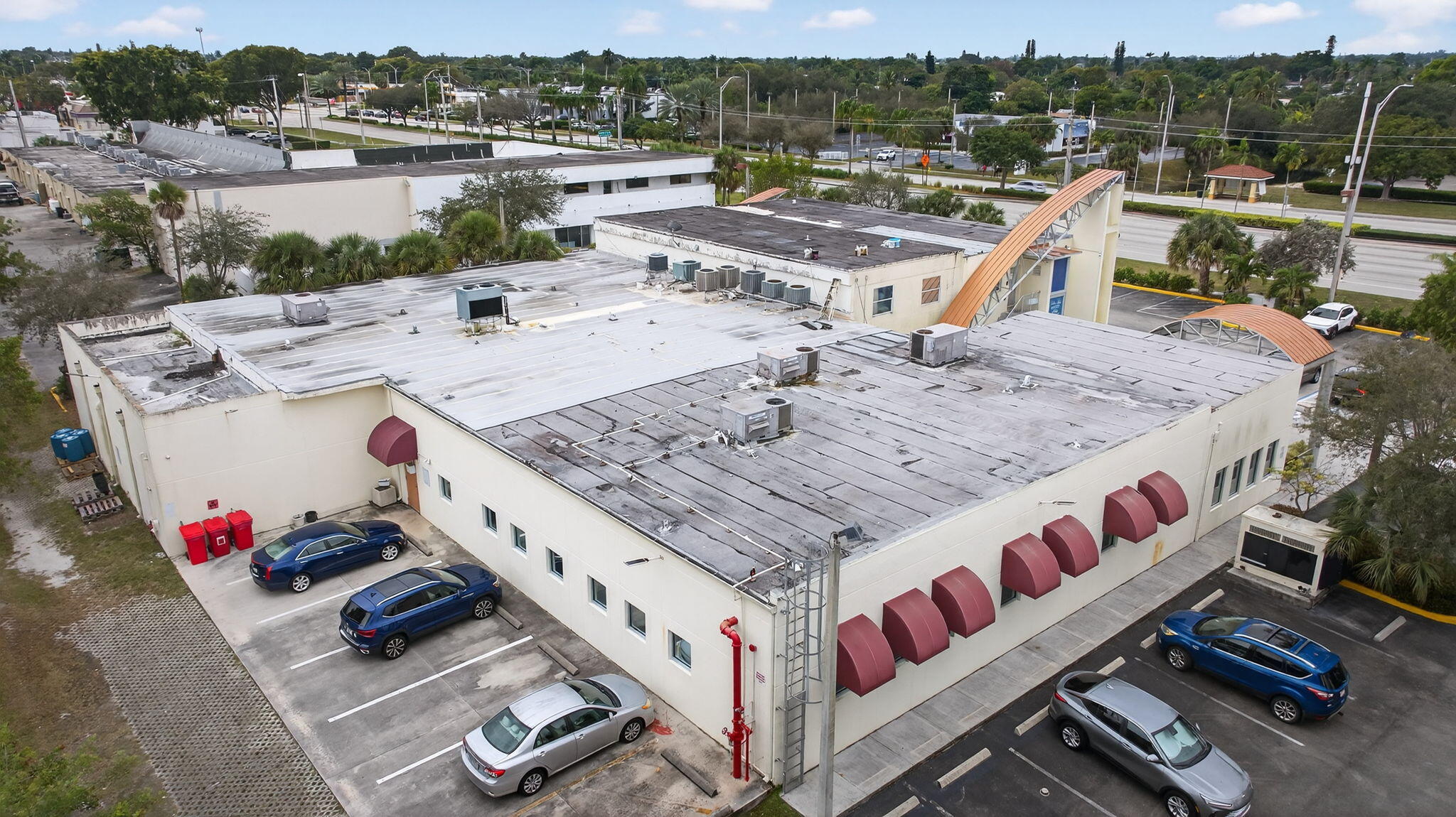 Main image without alt text