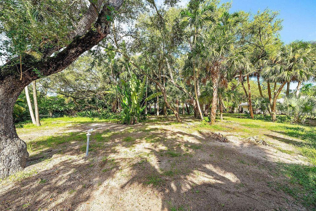 Photo of 819 SW 18th Street, Boca Raton, FL 33486 (MLS # R11136453)