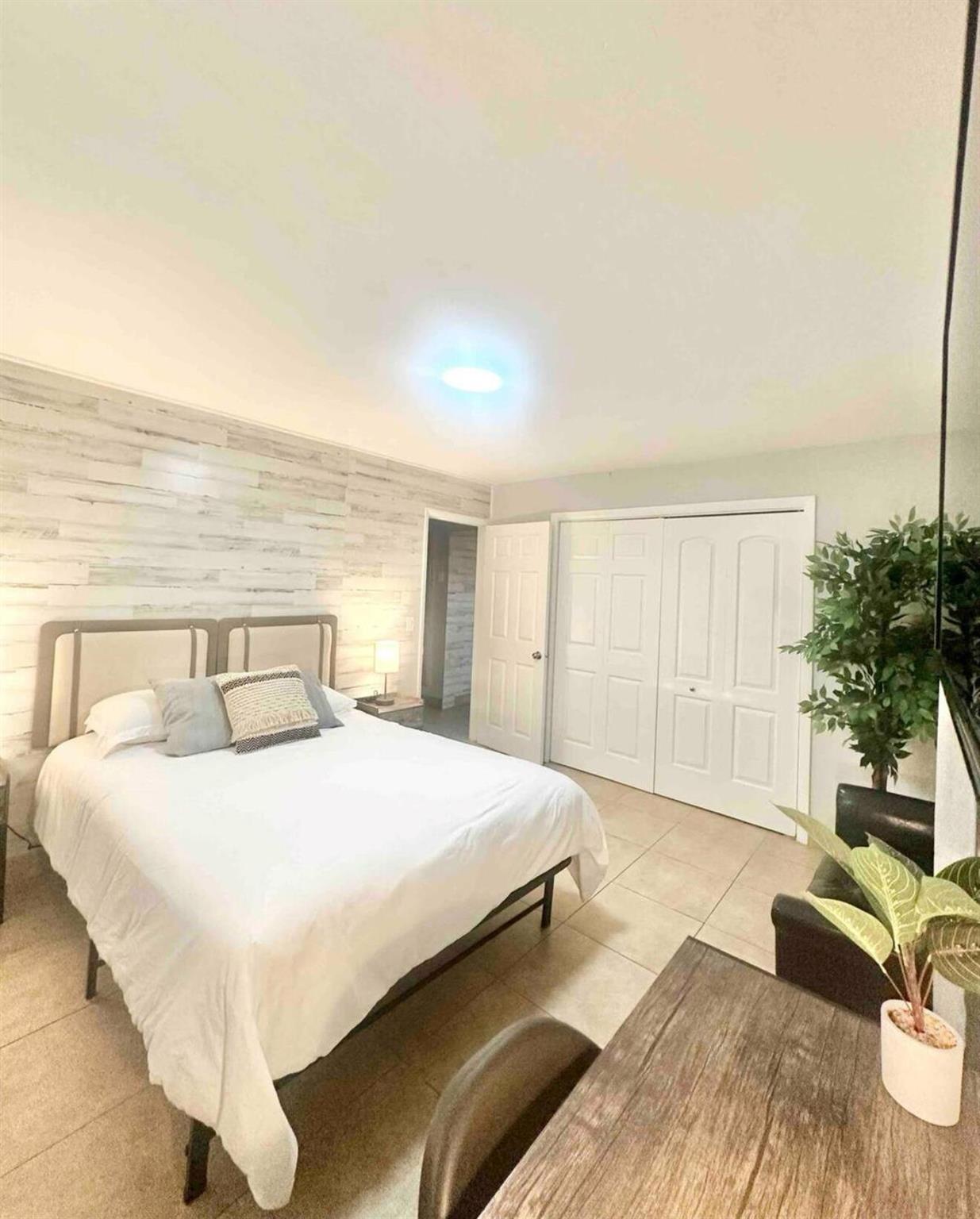 NORTH LAKE WORTH - Residential Lease