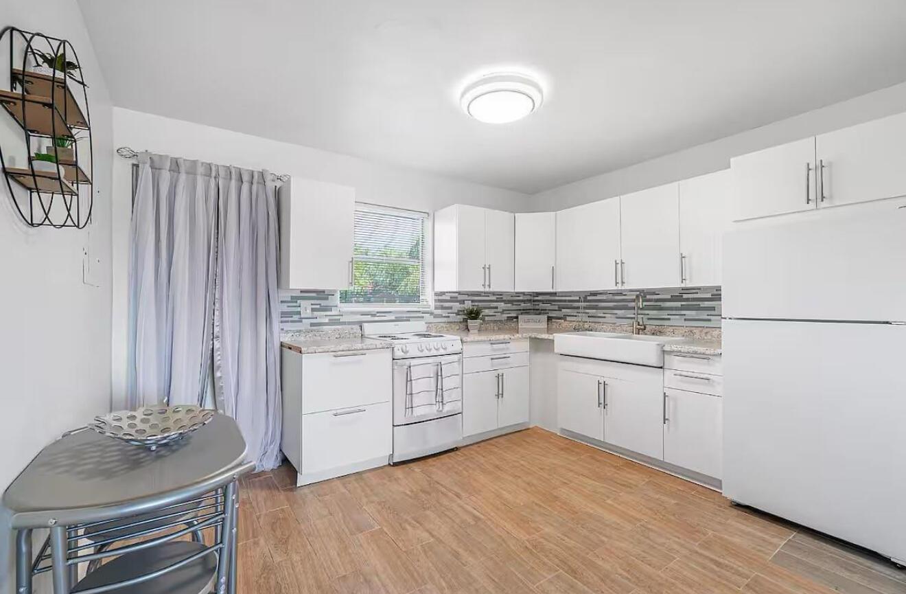 NORTH LAKE WORTH - Residential Lease