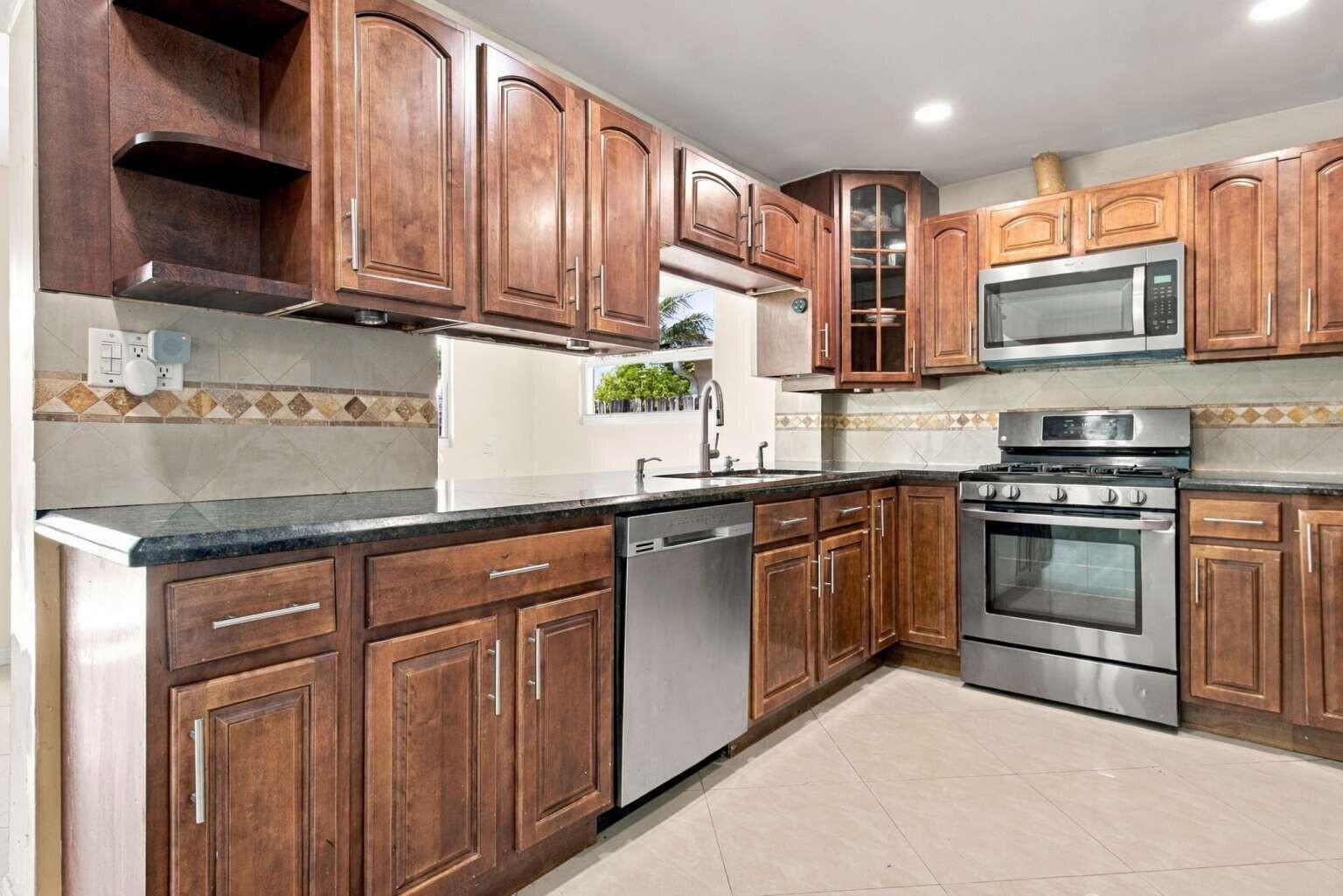 7640 SUNSET STRIP