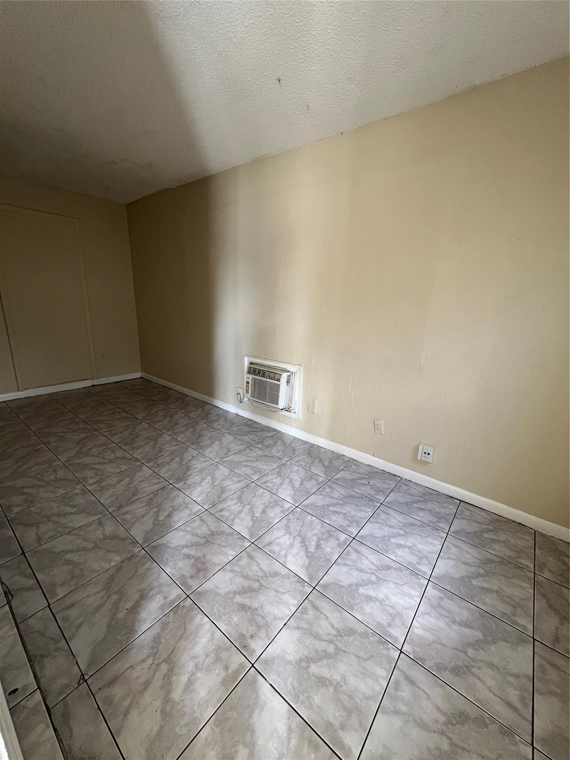 LAUDERDALE MANORS - Residential Lease