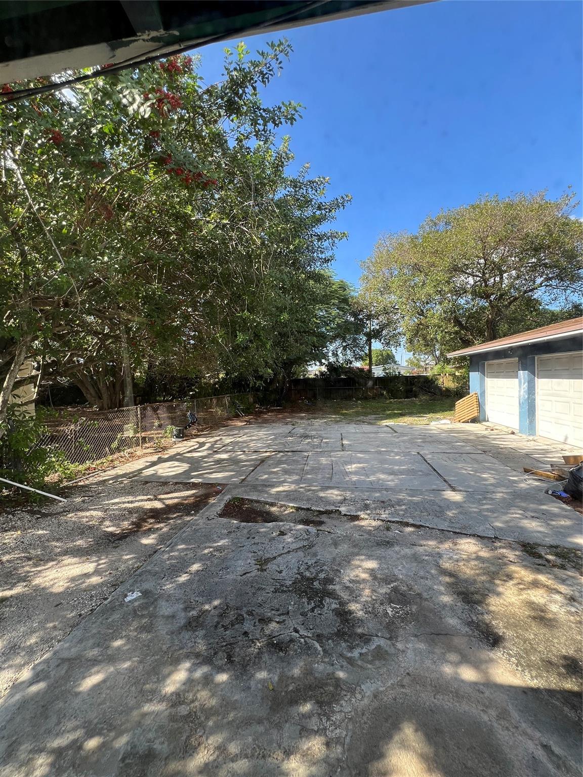 LAUDERDALE MANORS - Residential Lease