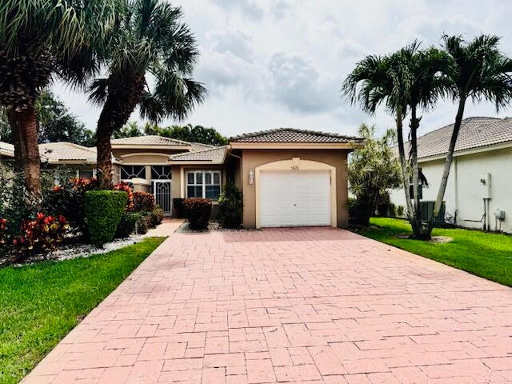 Photo of 9620 Crescent View Drive N, Boynton Beach, FL 33437 (MLS # R11090419)