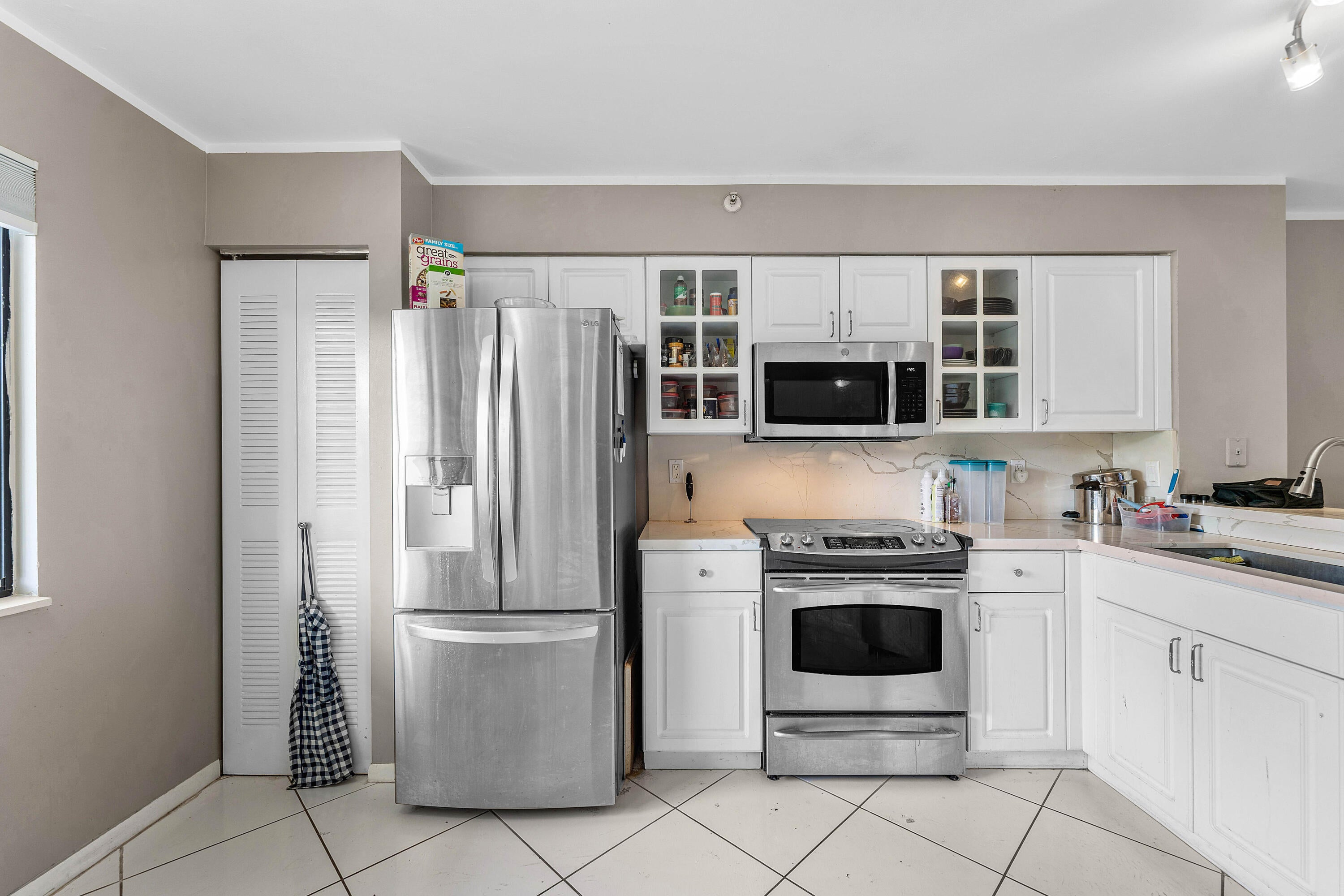 2205 S CYPRESS BEND Drive 302
