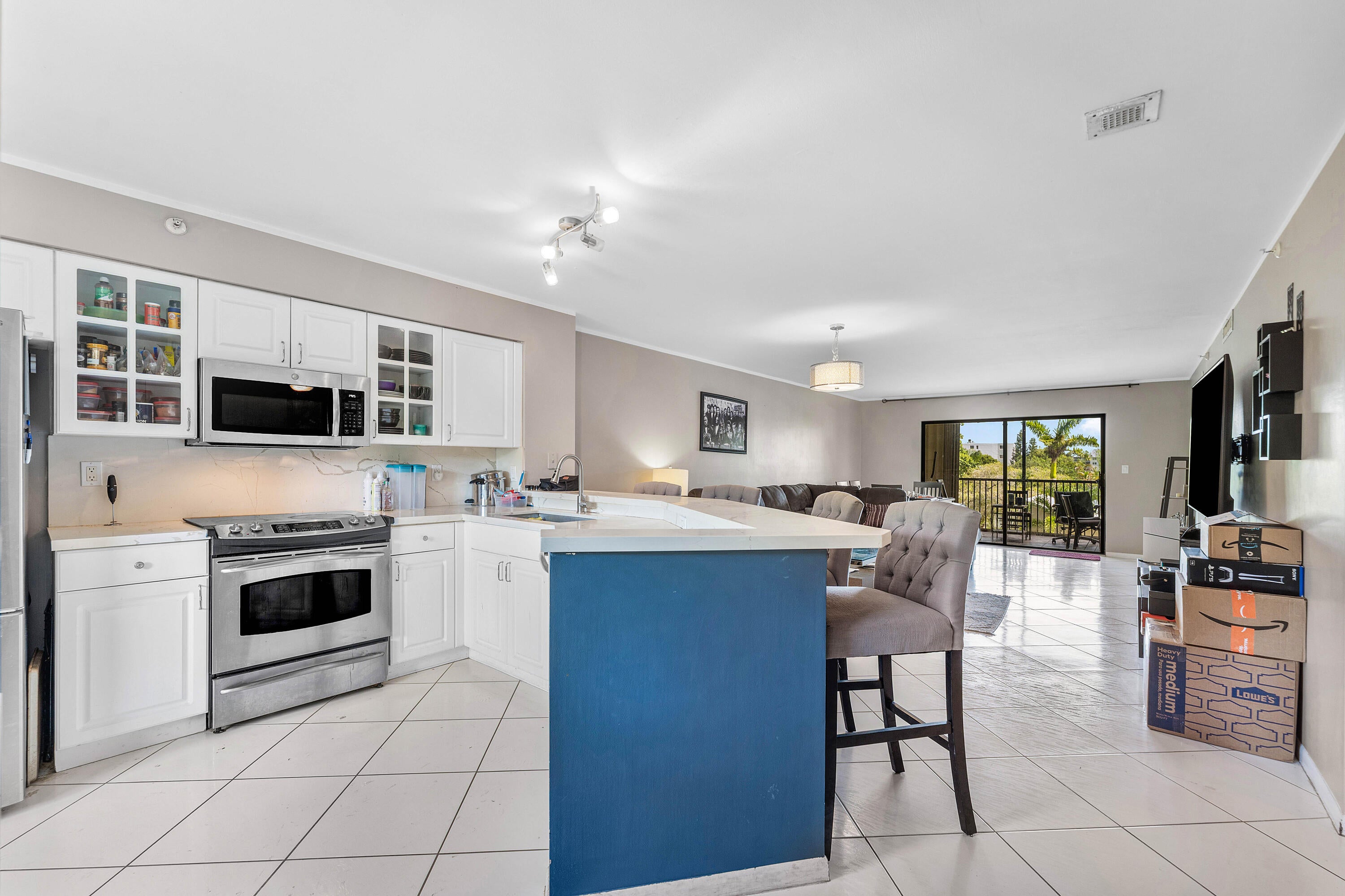 2205 S CYPRESS BEND Drive 302
