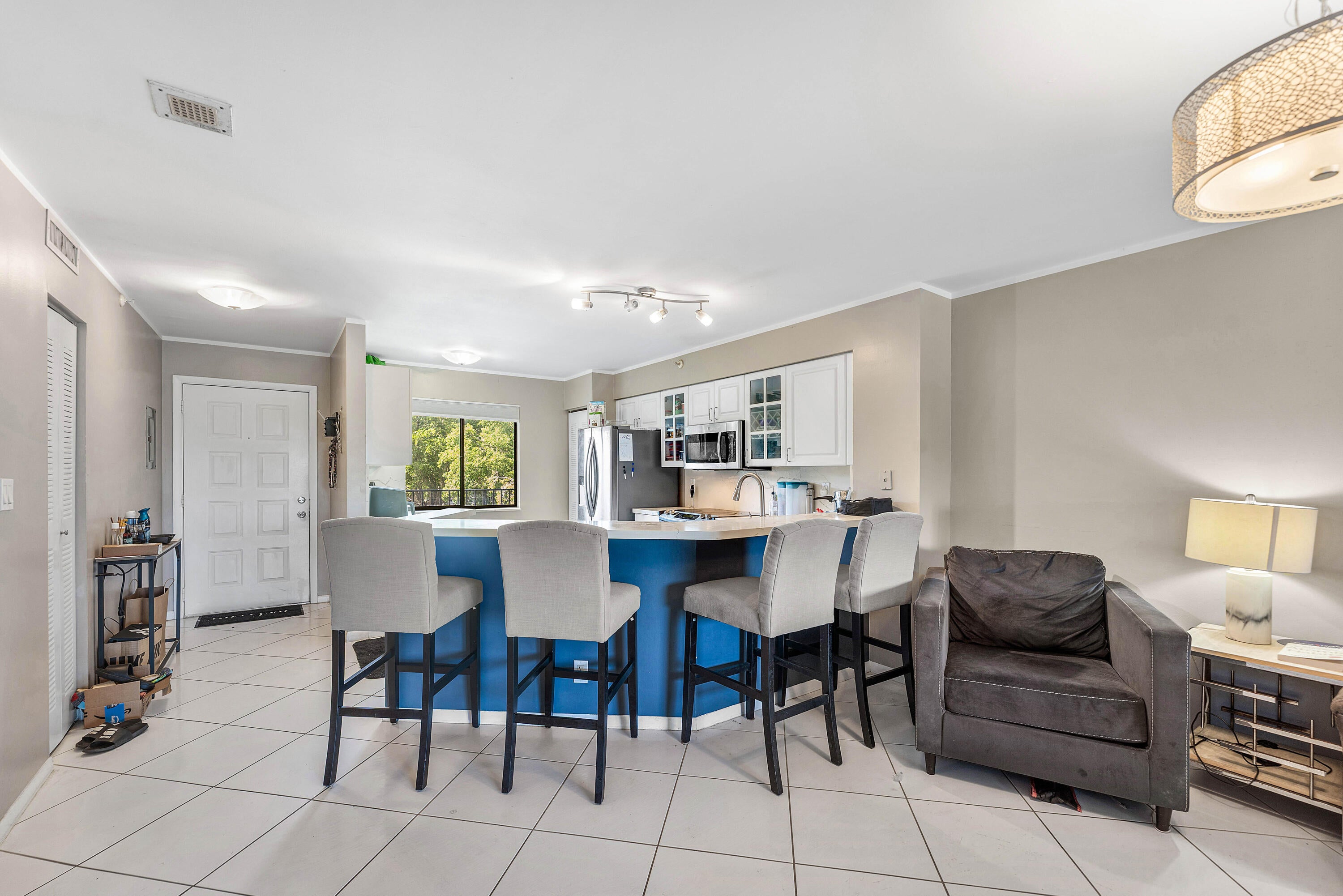 2205 S CYPRESS BEND Drive 302