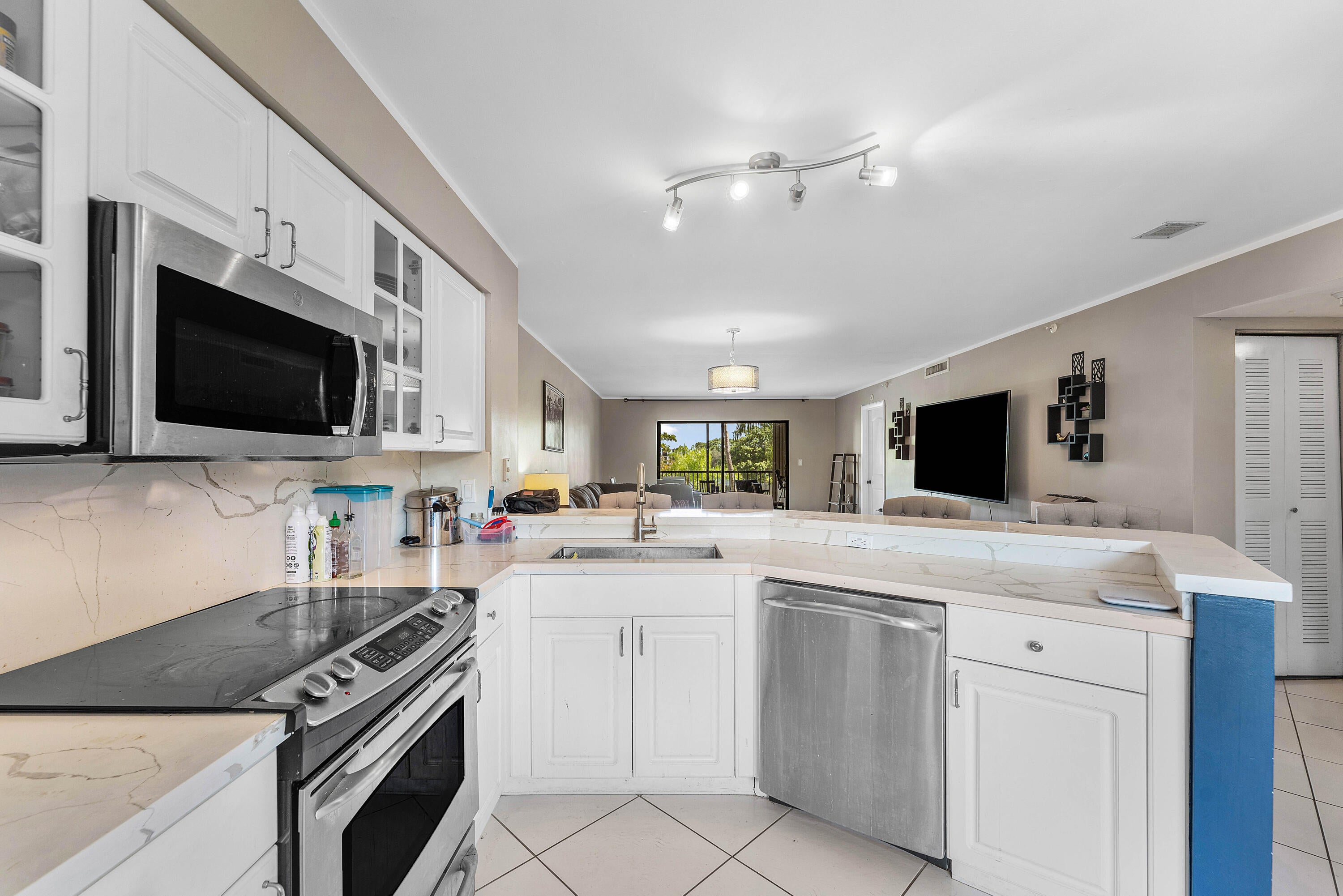 2205 S CYPRESS BEND Drive 302