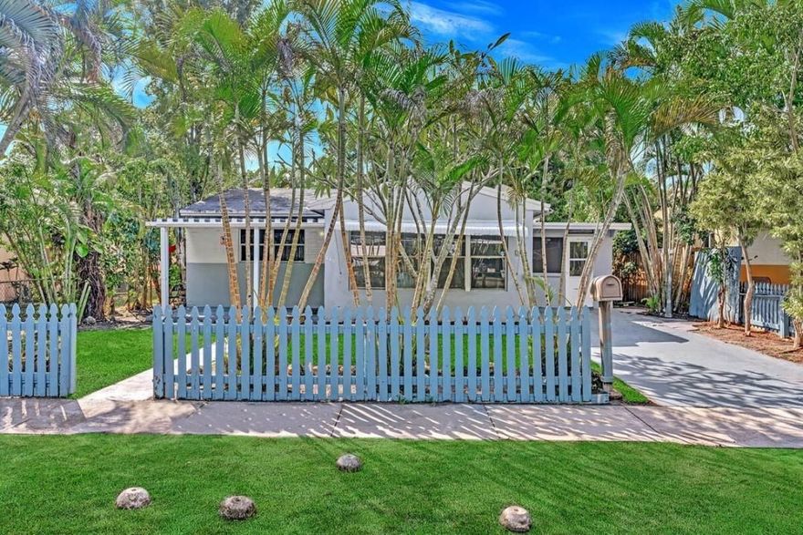 Beautiful 2 Bedroom / 1 Bathroom unit. Features tile floors, stainless steel appliances, central AC, laundry room includes washer and dryer and a beautiful floridian room. Water included. CAN BE RENTED WITH THE FURNITURES FOR $2300.