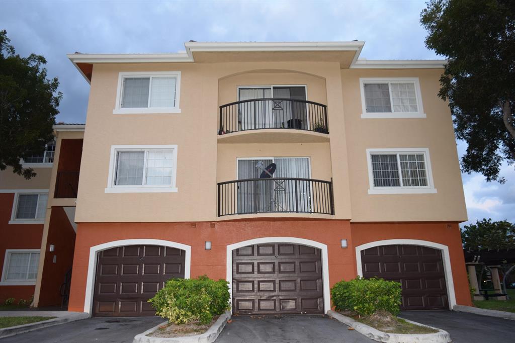LARGE SPACIOUS FIRST FLOOR UNIT WITH 2 MASTER SUITES. GREAT KITCHEN WITH TONS OF COUNTER AND CABINET SPACE. FORMAL DINING AREA. LARGE WALK IN CLOSETS IN BOTH MASTER BEDROOMS, 1 CAR GARAGE. LOCATION IS MINUTES TO SHOPPING,FINE DINING, AND THE EVER POPULAR CITY PLACE. FULL SIZE WASHER AND DRYER IN CONDO. AN ALL WHITE KITCHEN HAS BREAKFAST BAR AND OVERLOOKS LIVING AREA WITH PRIVATE, SCREENED BALCONY. THE COMMUNITY OFFERS A POOL, FITNESS ROOM, TENNIS COURT AND MORE.....