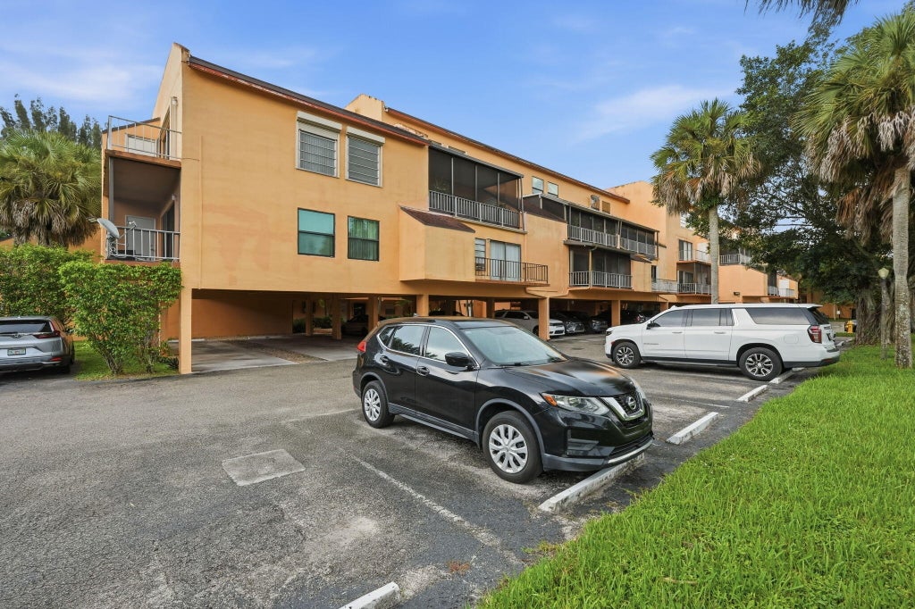 Photo of 430 COMMODORE Drive #314, Plantation, FL 33325 (MLS # B26072848)
