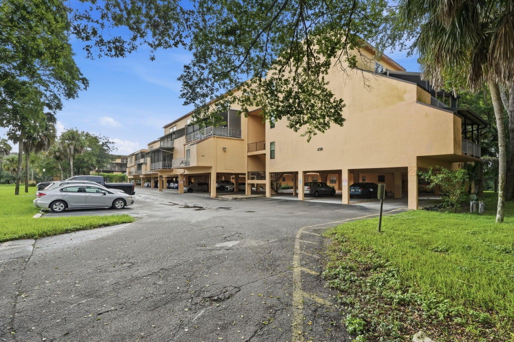 Photo of 430 COMMODORE Drive #314, Plantation, FL 33325 (MLS # B26072848)