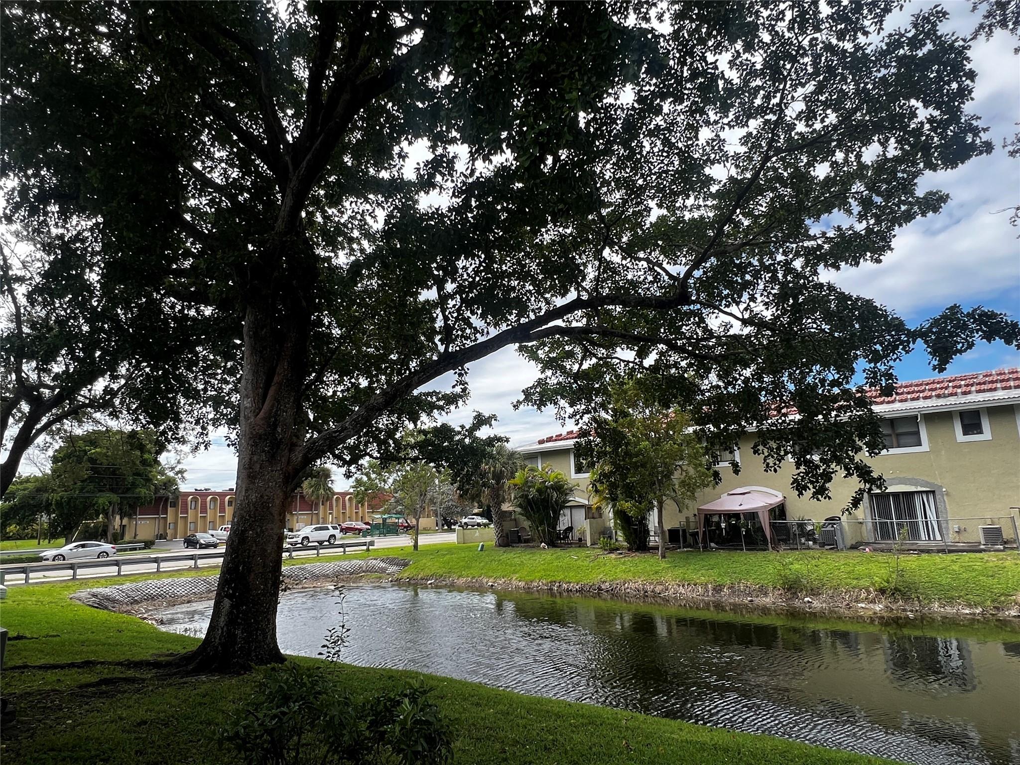Beautiful spacious, move-in ready, waterfront 2 Bed/2 Bath with breakfast nook. First floor corner unit, with washer/dryer in the unit, and stainless steel kitchen appliances. Close to major access and shopping/dinning areas. Easy to show.