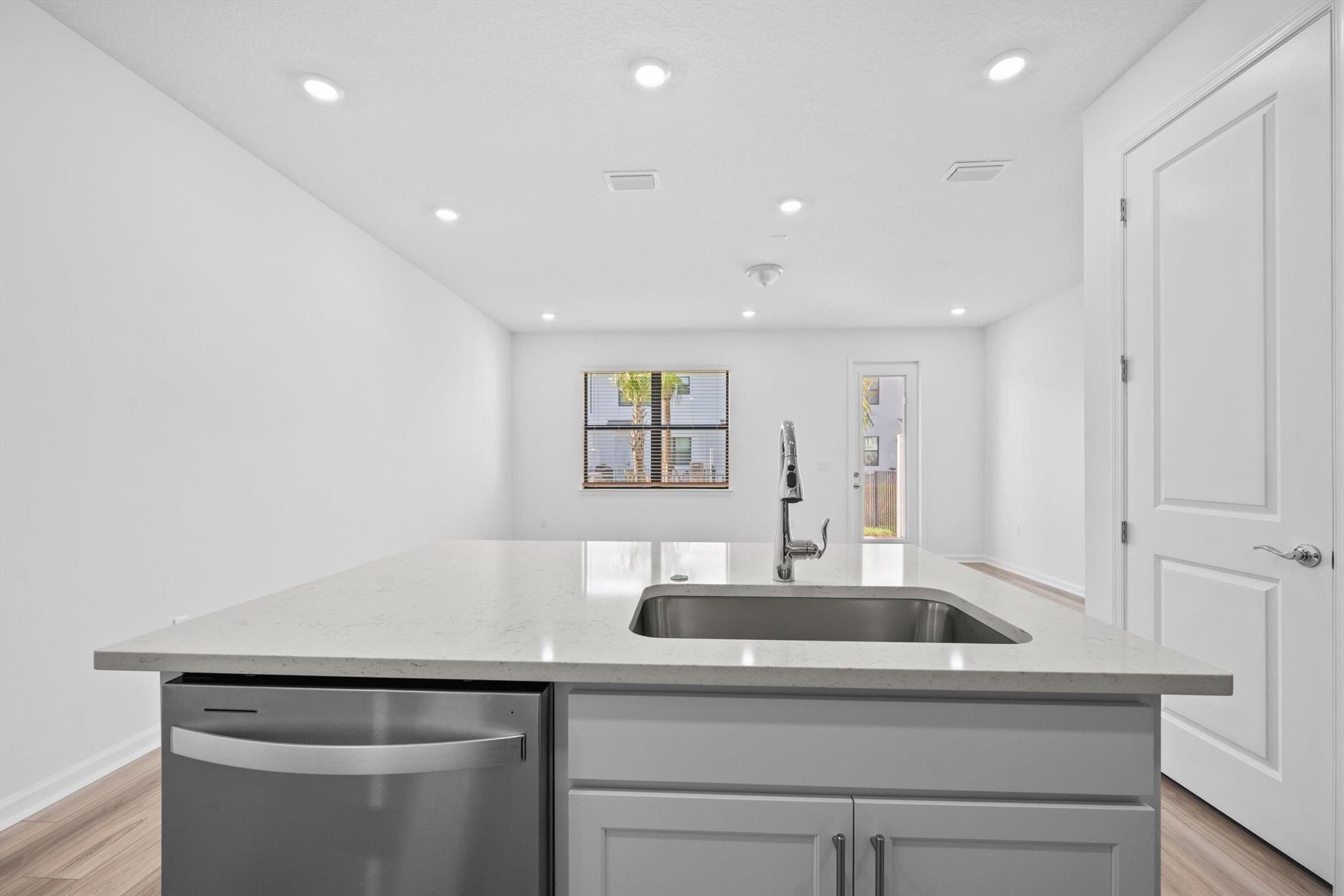 95 RIVERSIDE PUD PHASE IV - Residential Lease