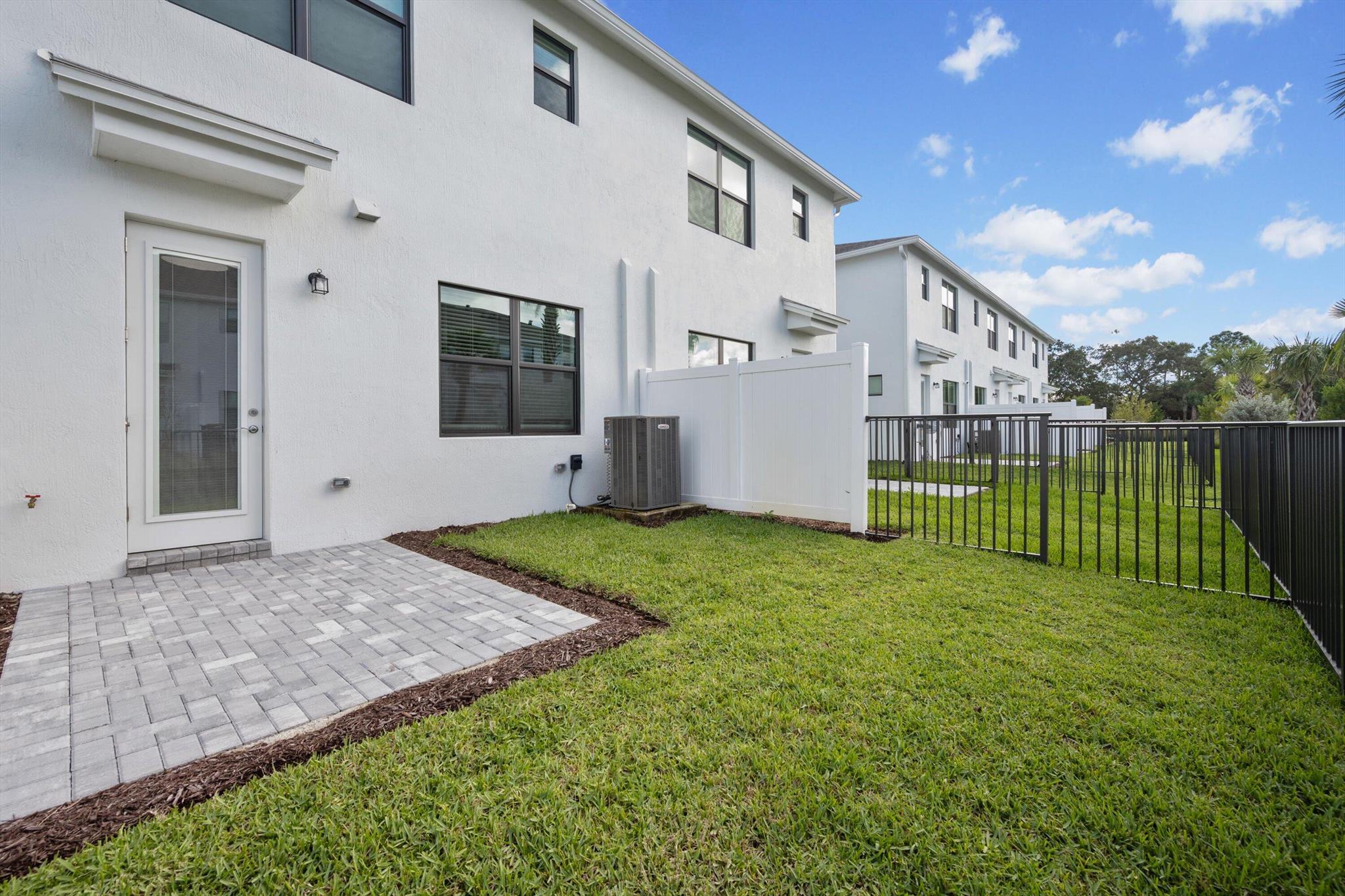 95 RIVERSIDE PUD PHASE IV - Residential Lease