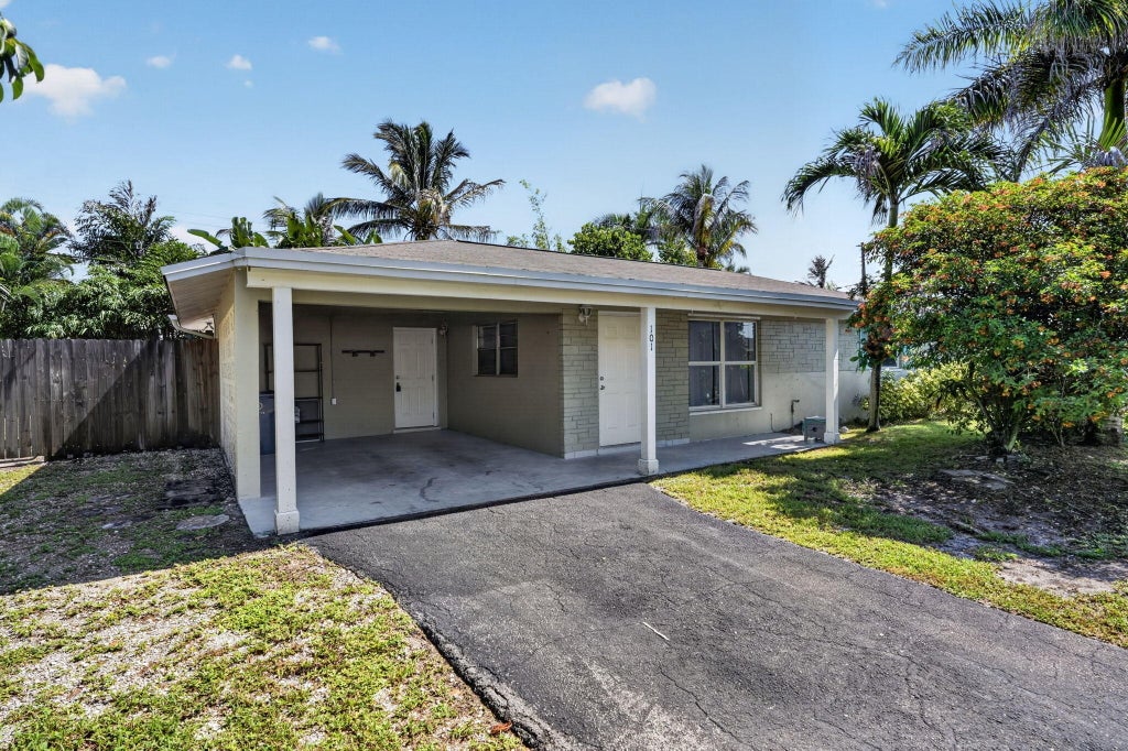 Photo of 101 E Beverly Road E, Jupiter, FL 33469 (MLS # B26056098)
