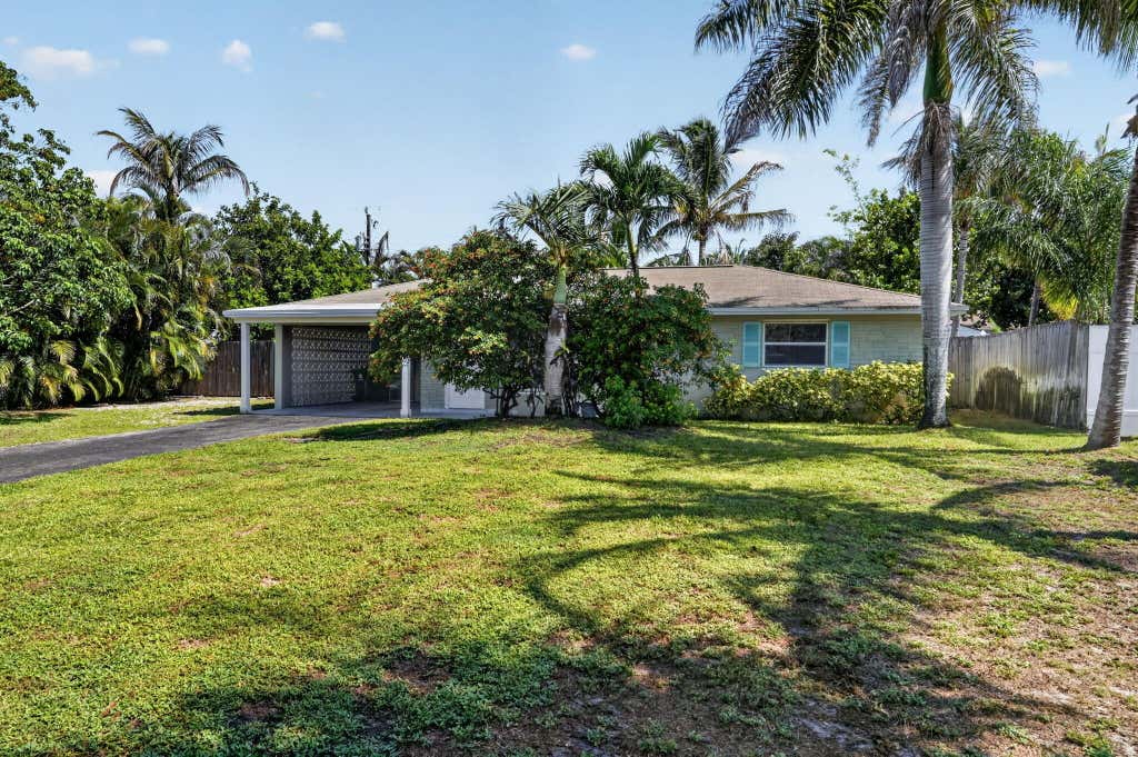 Photo of 101 E Beverly Road E, Jupiter, FL 33469 (MLS # B26056098)