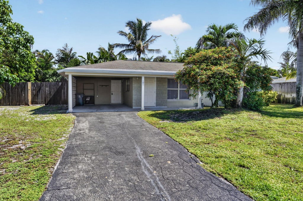 Photo of 101 E Beverly Road E, Jupiter, FL 33469 (MLS # B26056098)