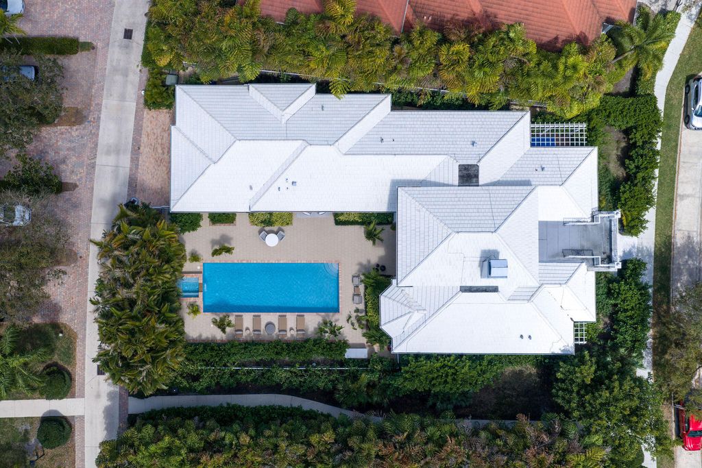 Photo of 3298 Greenway Dr, Jupiter, FL 33458 (MLS # B26000406)