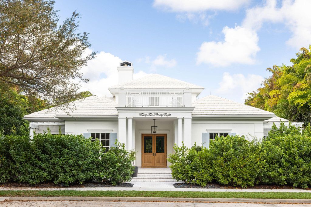 Photo of 3298 Greenway Dr, Jupiter, FL 33458 (MLS # B26000406)