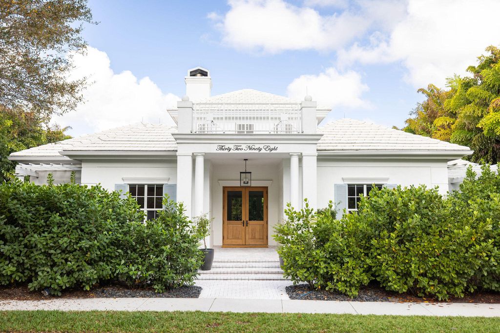 Photo of 3298 Greenway Dr, Jupiter, FL 33458 (MLS # B26000406)