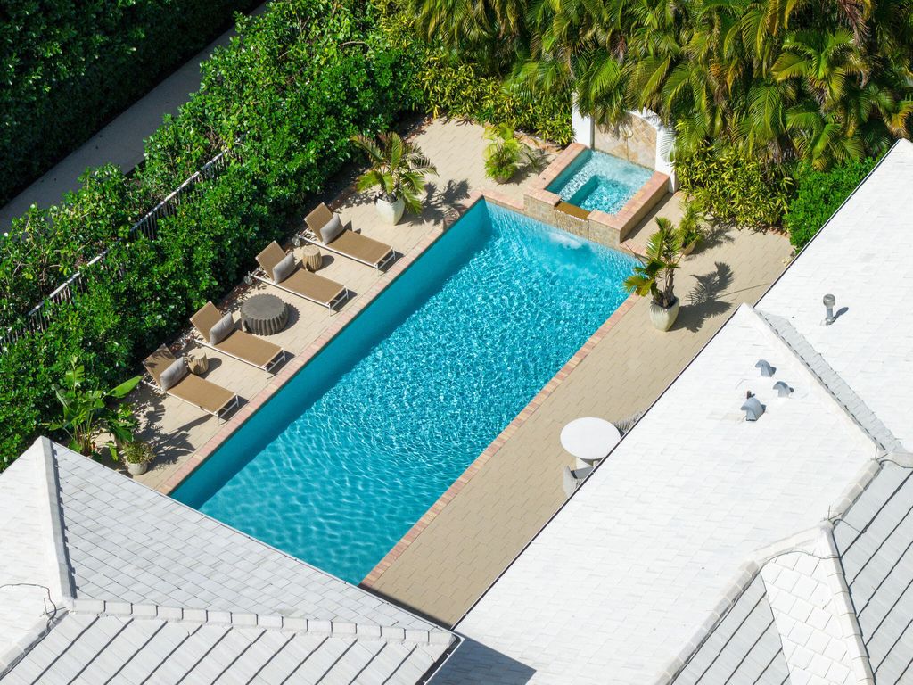 Photo of 3298 Greenway Drive, Jupiter, FL 33458 (MLS # B26000406)