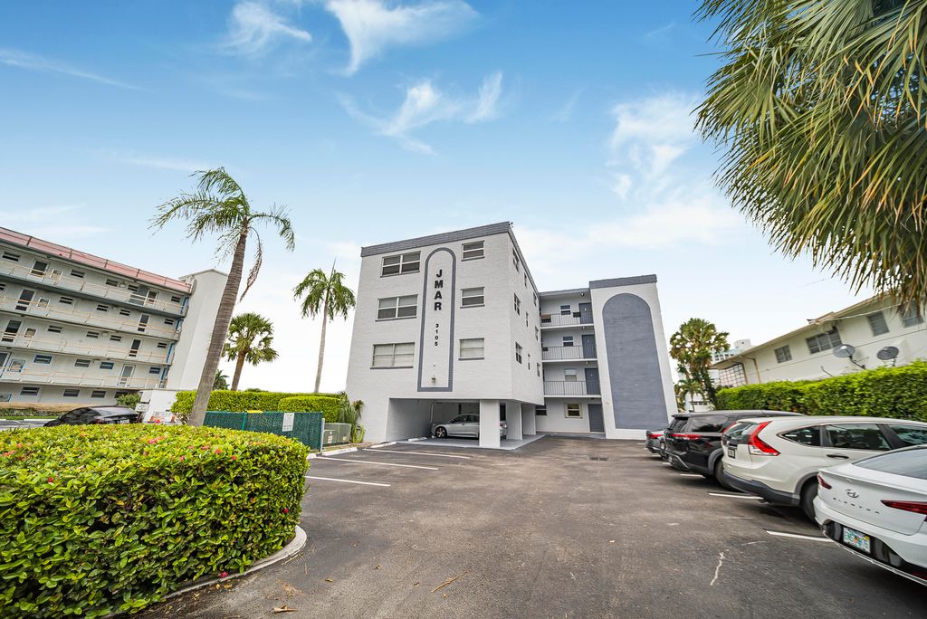 Photo of 3105 NE 28th Street #2b, Fort Lauderdale, FL 33308 (MLS # B26014401)