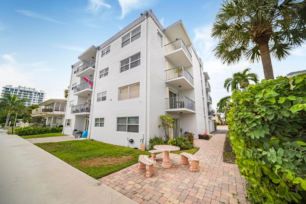 Photo of 3105 NE 28th Street #2b, Fort Lauderdale, FL 33308 (MLS # B26014401)