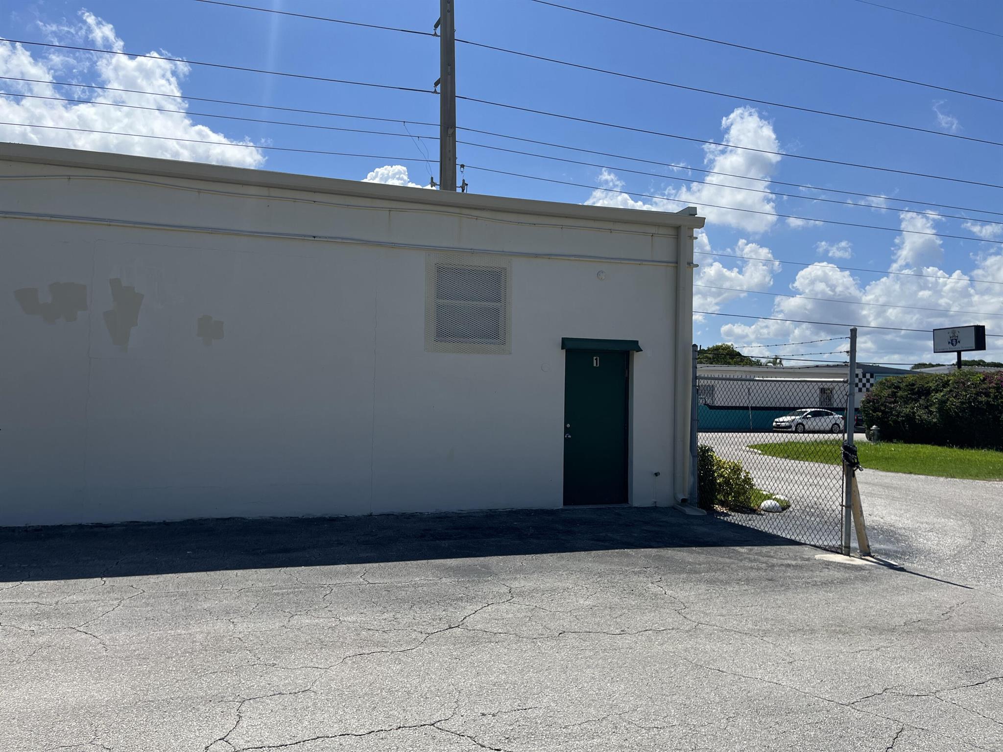 SAUNDERS - Commercial Lease