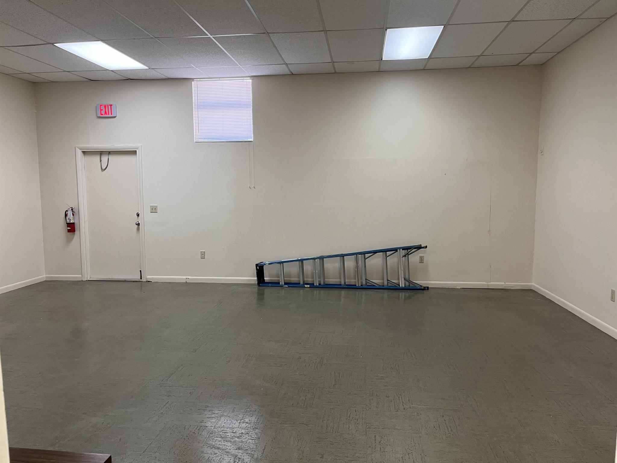 SAUNDERS - Commercial Lease