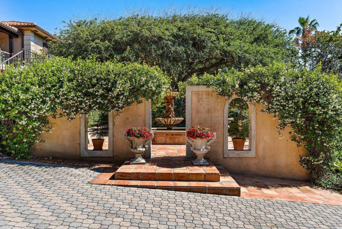 Blowing Rocks - Residential