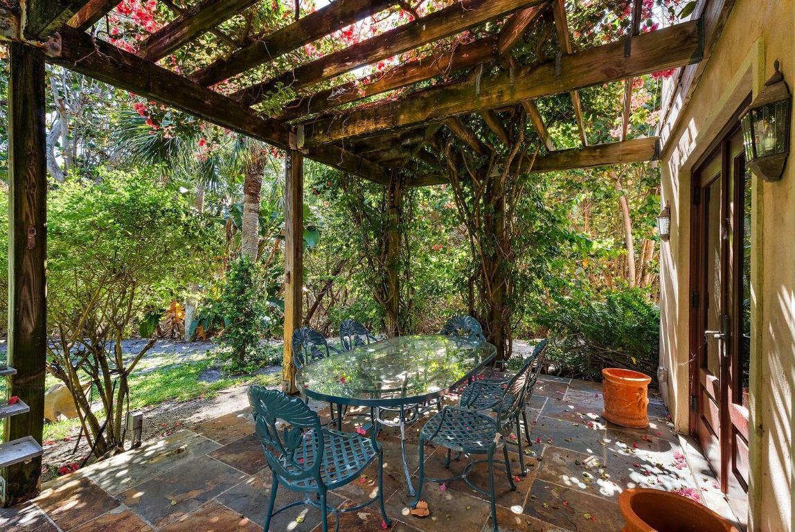 Blowing Rocks - Residential