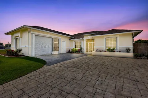 1006 SW Majorca Avenue, Port St Lucie, FL MLS: R11084854