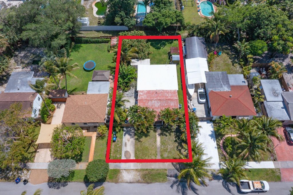 Photo of 820 SW 18th Court, Fort Lauderdale, FL 33315 (MLS # B26021165)