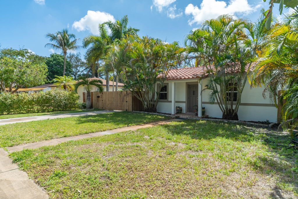 Photo of 820 SW 18th Court, Fort Lauderdale, FL 33315 (MLS # B26021165)
