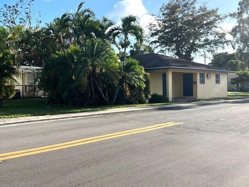 Photo of 120 W Main Street, Pahokee, FL 33476 (MLS # R10975201)