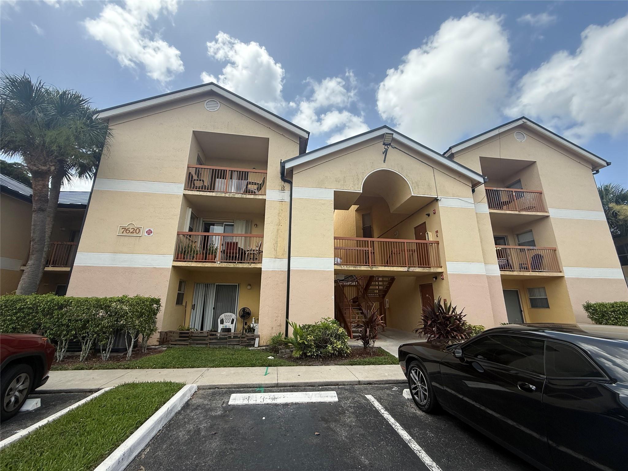 Beautiful 2/2 Great location in Tamarac west. 2 Balconies, storage room, washer and dryer in unit, Walk -in closet. Community pool, fitness center and tennis court.
Close to major expressway and 7 min drive to Sawgrass mall.
Association requires min 700 score credit to apply. 3-4 weeks approval. Water included
