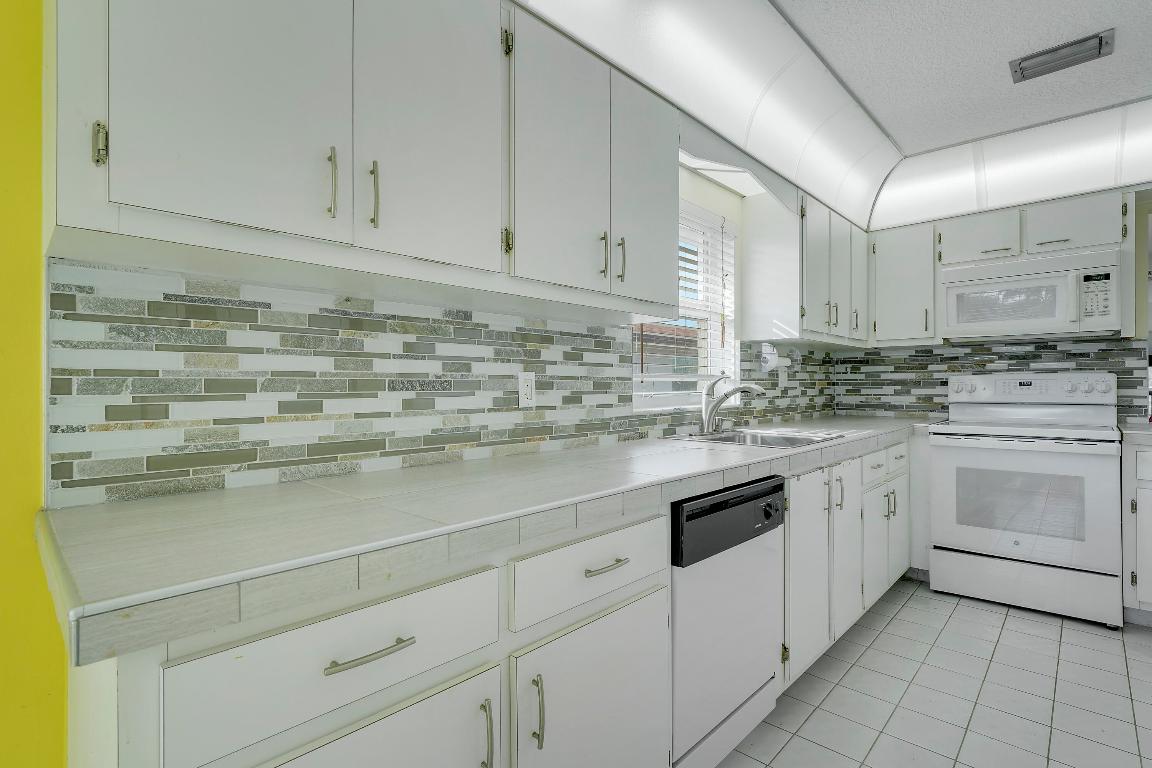 PALM GREENS AT VILLA DEL RAY CONDO II - Residential