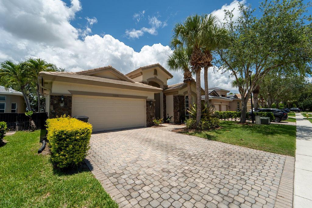 11218 Osprey Lake Lane, Palm Beach Gardens, FL, 33412/$799,665 2 11218 Osprey Lake Lane