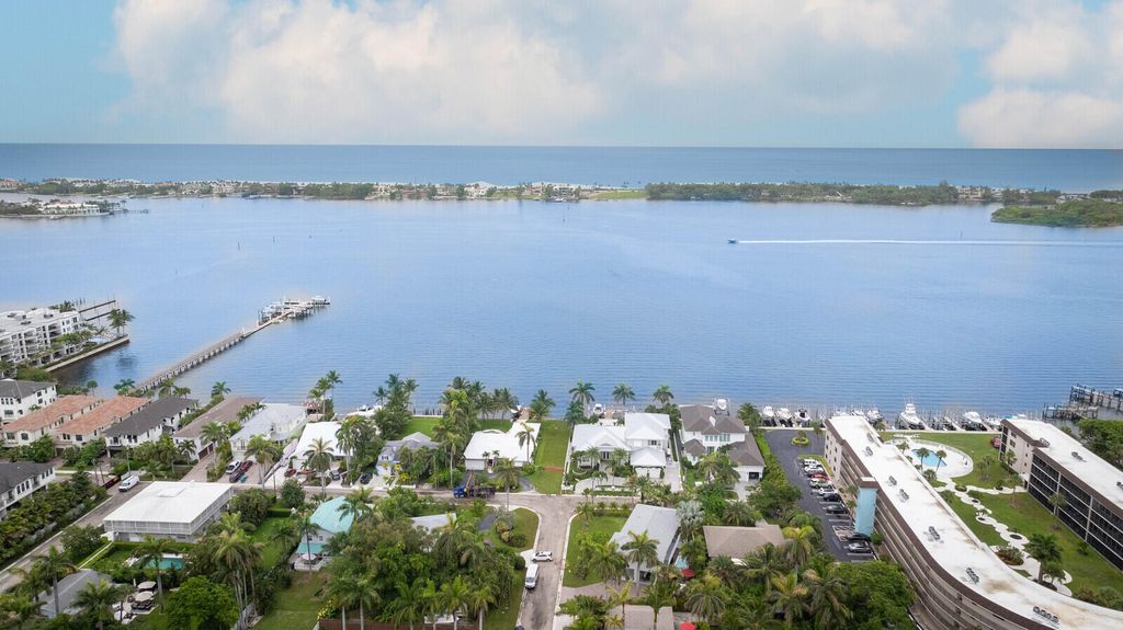 Photo of 2510 Lake Drive N, Boynton Beach, FL 33435 (MLS # R11140620)