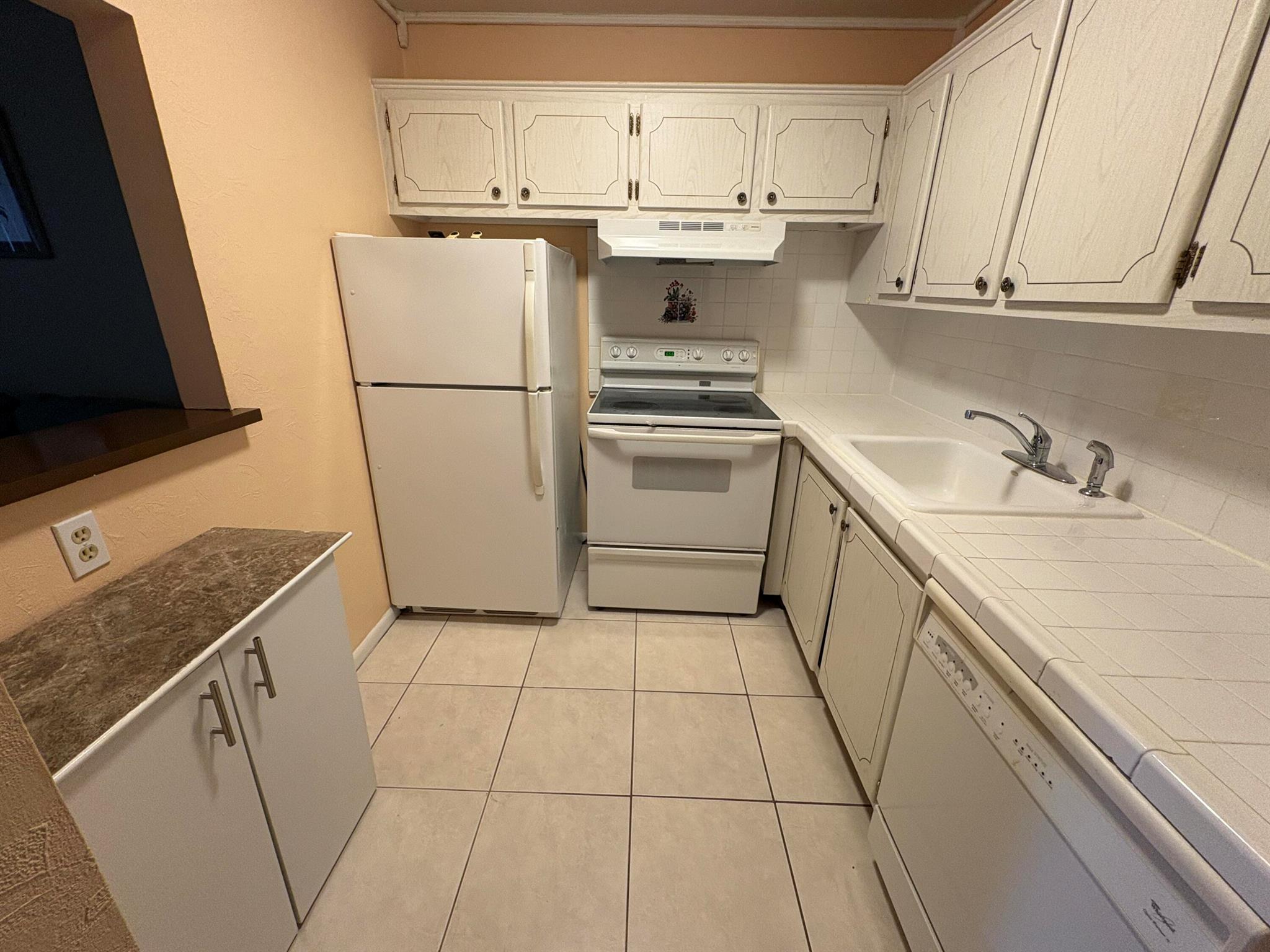 CENTURY VILLAGE / WINDSOR - Residential Lease