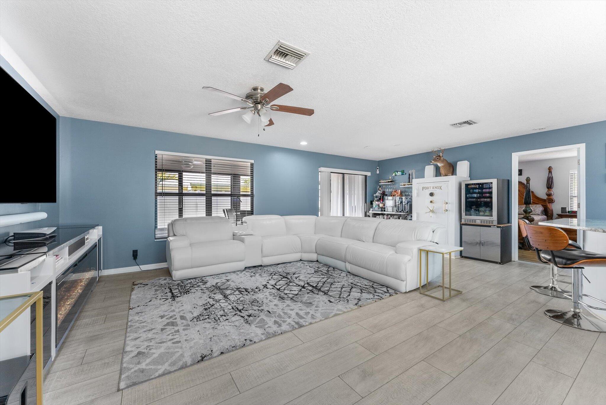 662 Dixie Lane, West Palm Beach, FL, 33415/$565,000 4 662 Dixie Lane