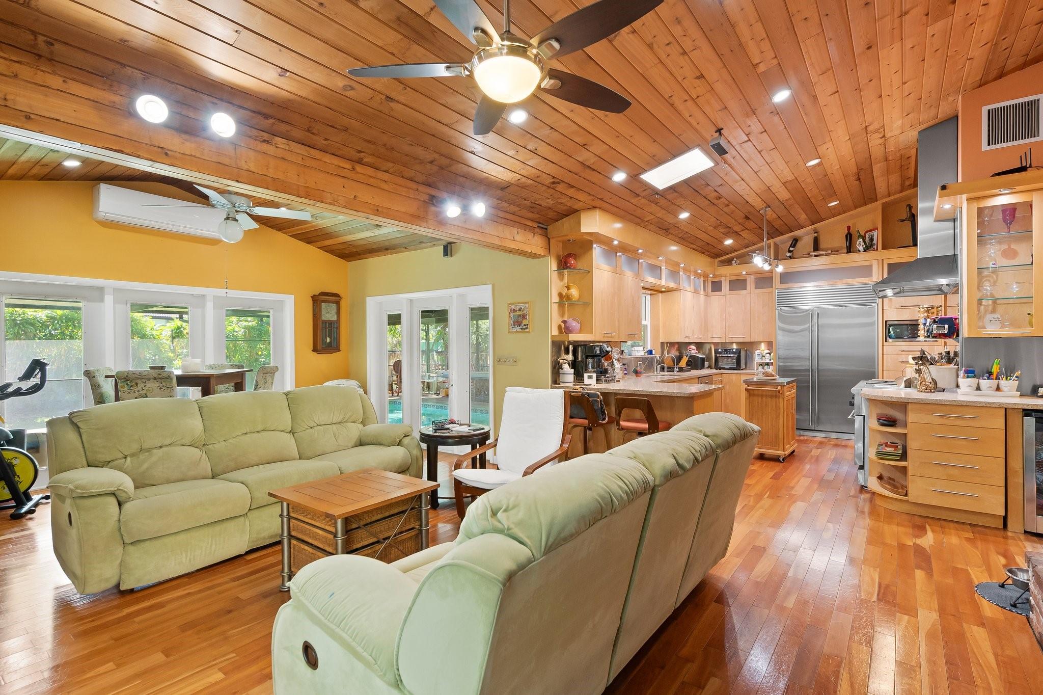 5500 Woodland Ln