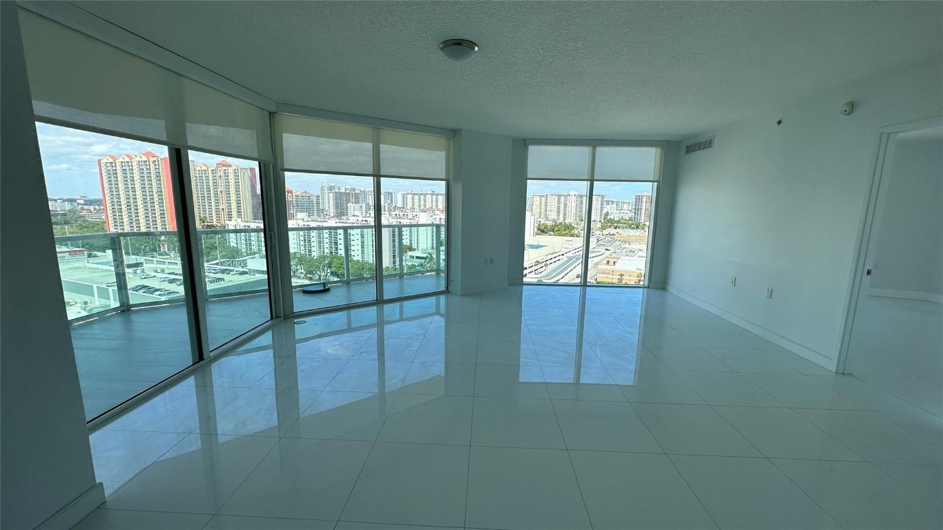 ST TROPEZ ON THE BAY - Residential