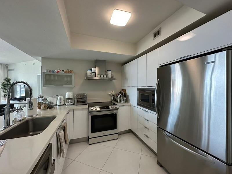 ST TROPEZ ON THE BAY - Residential