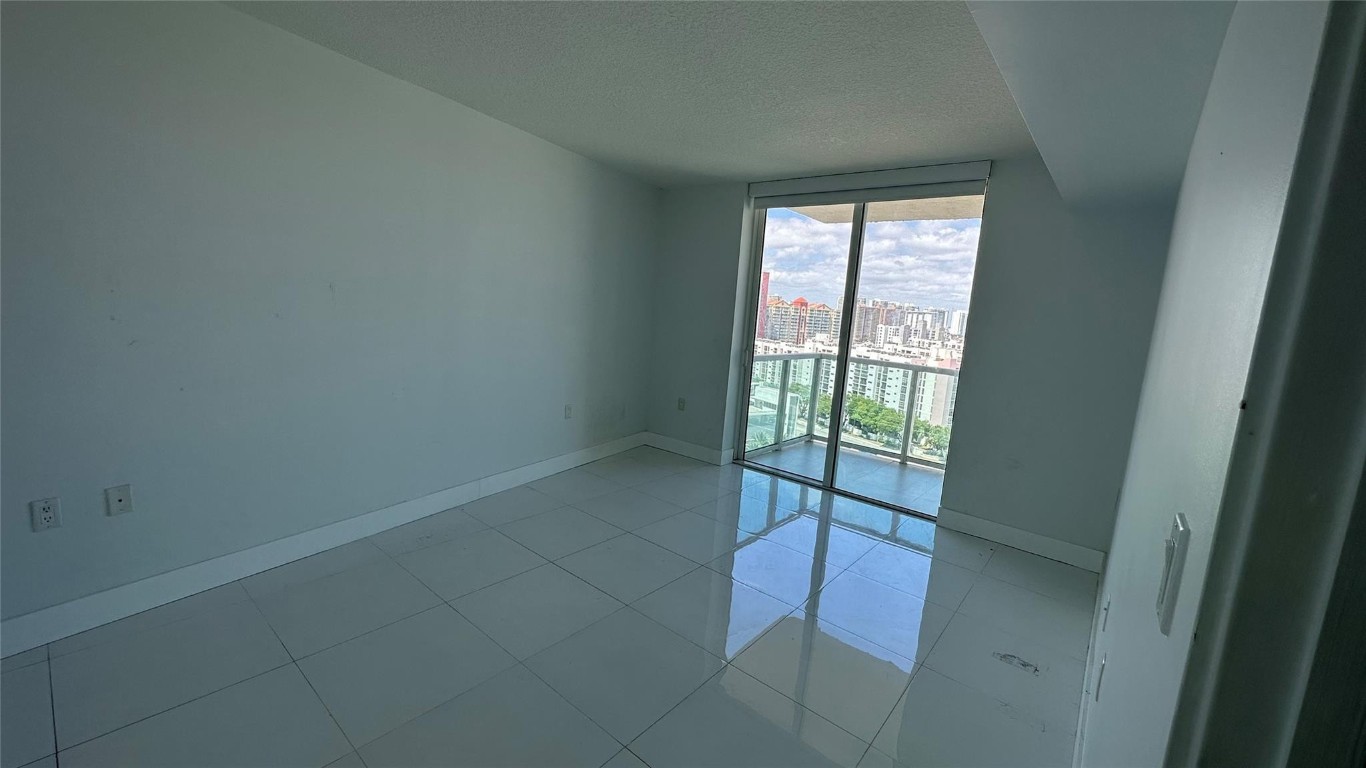 ST TROPEZ ON THE BAY - Residential