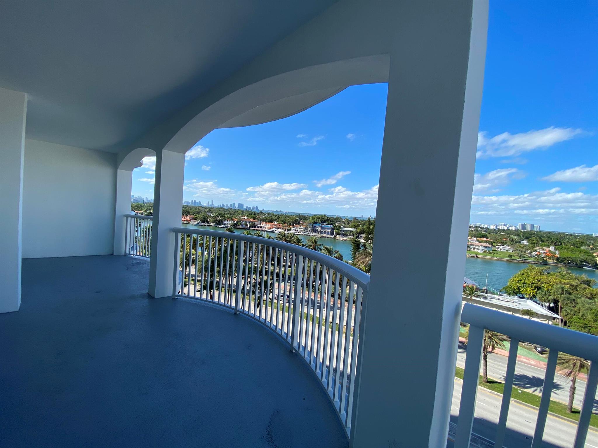 THE CARRIAGE HOUSE CONDO - Residential