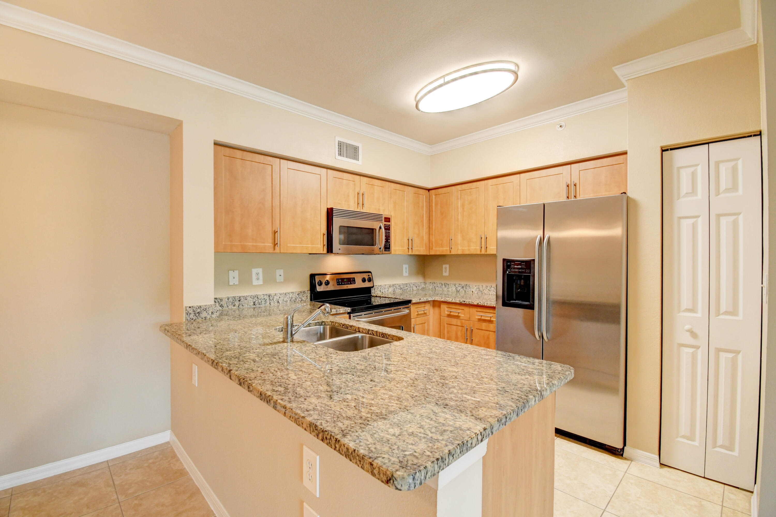 VILLAS AT EMERALD DUNES CONDO - Residential Lease