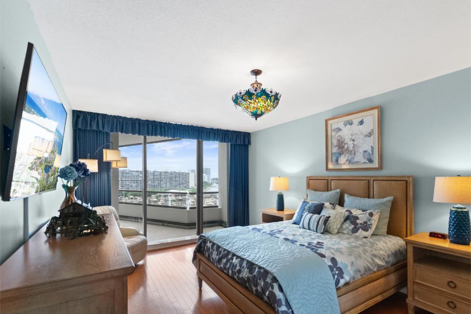 OLD PORT COVE LAKE POINT - Residential