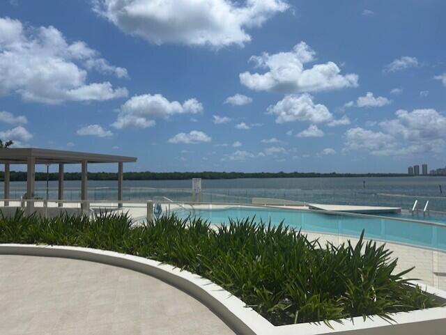 OLD PORT COVE LAKE POINT - Residential